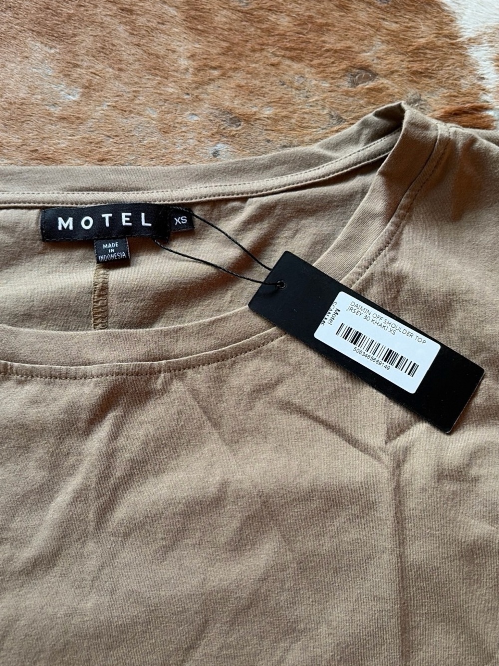 Motel Rocks Off the Shoulder Top - Picture 3 of 3